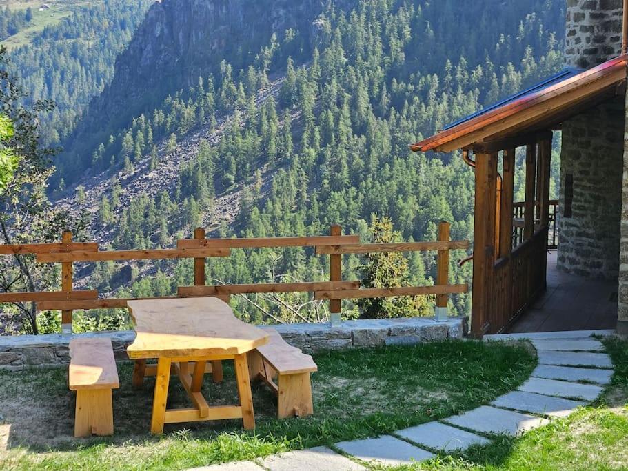 Il Castello Nel Bosco, Appartamento Torrente Champorcher Luaran gambar